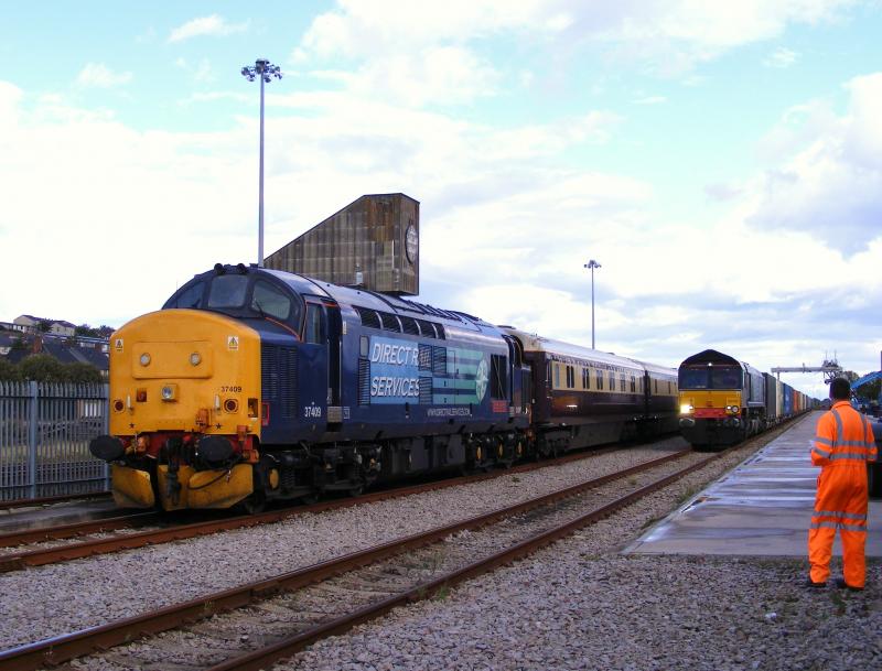 Photo of 37409 & 66416