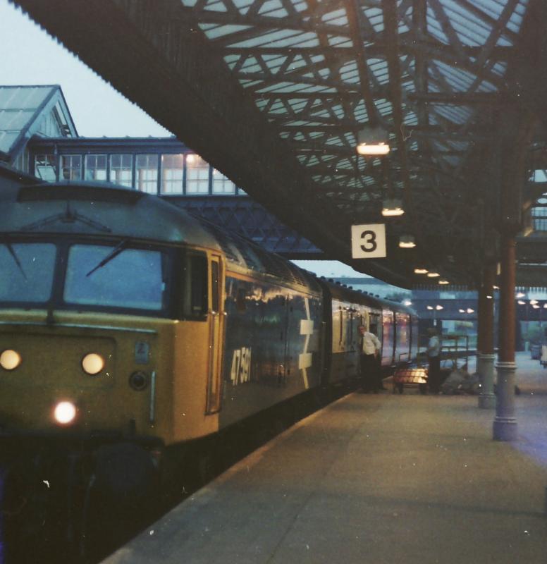 Photo of 47591 loads Mail on Plat.3 at Stirling.