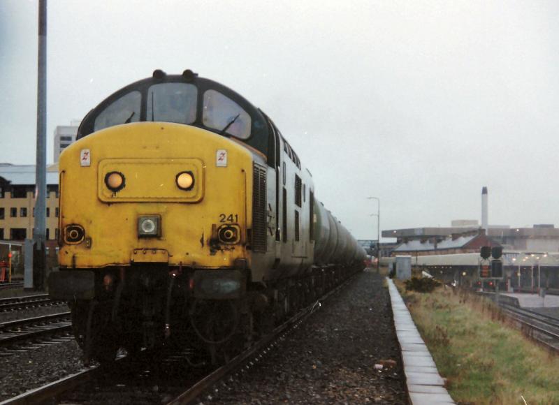 Photo of 37241 with the Linkswood Tanks at Dundee after rounding.