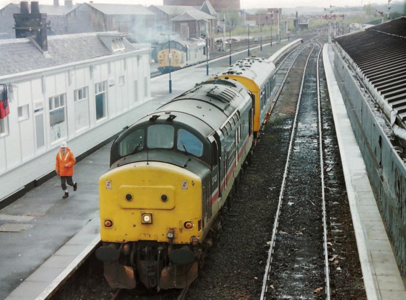 Photo of 37423 at Stirling with the Inspection Saloon. 37048 on the 'Driver Skiver' in the backgound.