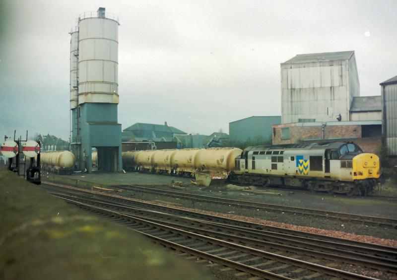 Photo of 37144 shunting soda-ash tanks at Larbert.