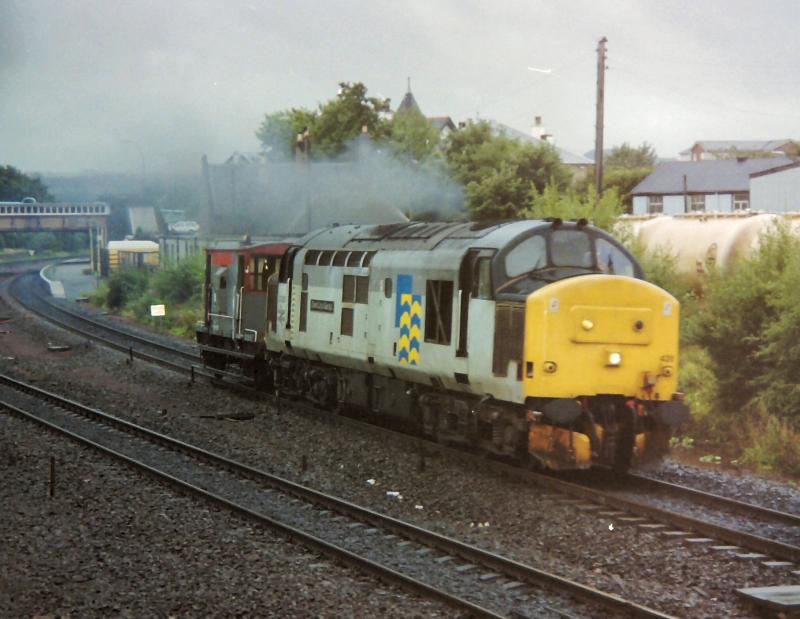 Photo of 37428 thunders through Larbert 'Engine & Van.'