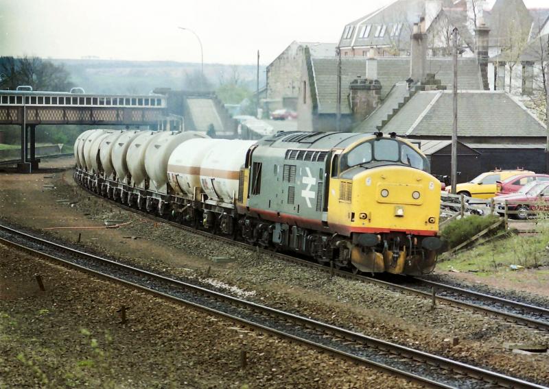 Photo of 373xx passes Larbert with 6A33 for Aberdeen.