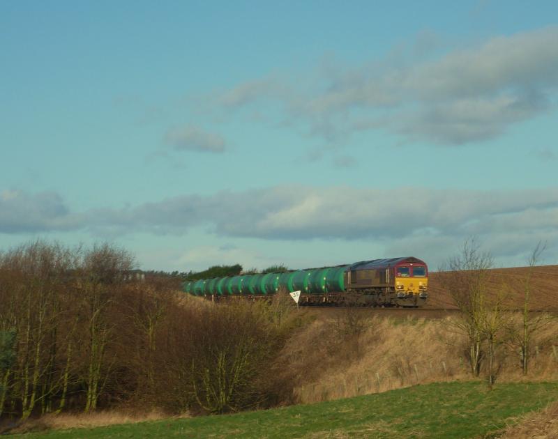 Photo of 66111 6L49 Linkswood tanks near Wormit 070312