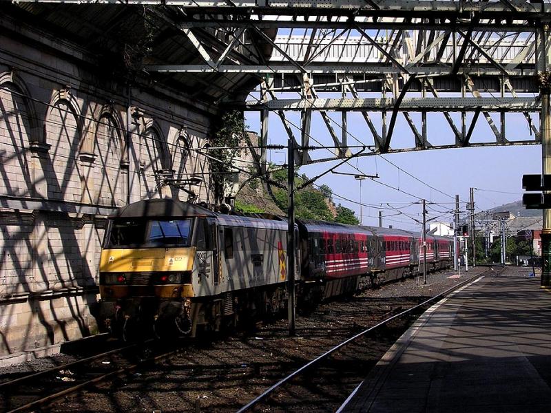 Photo of 90027 at Edinburgh Waverley