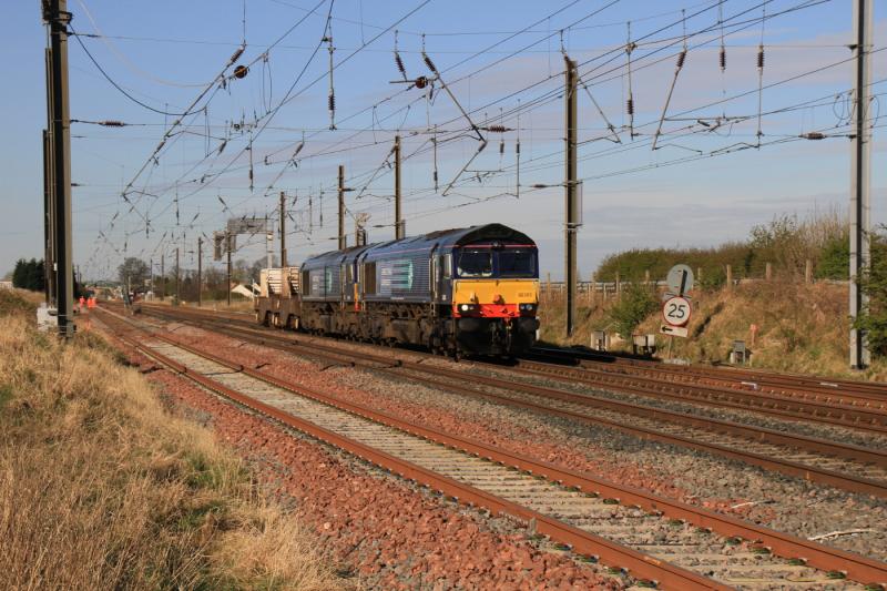 Photo of 6S43 passing through a sunny Drem