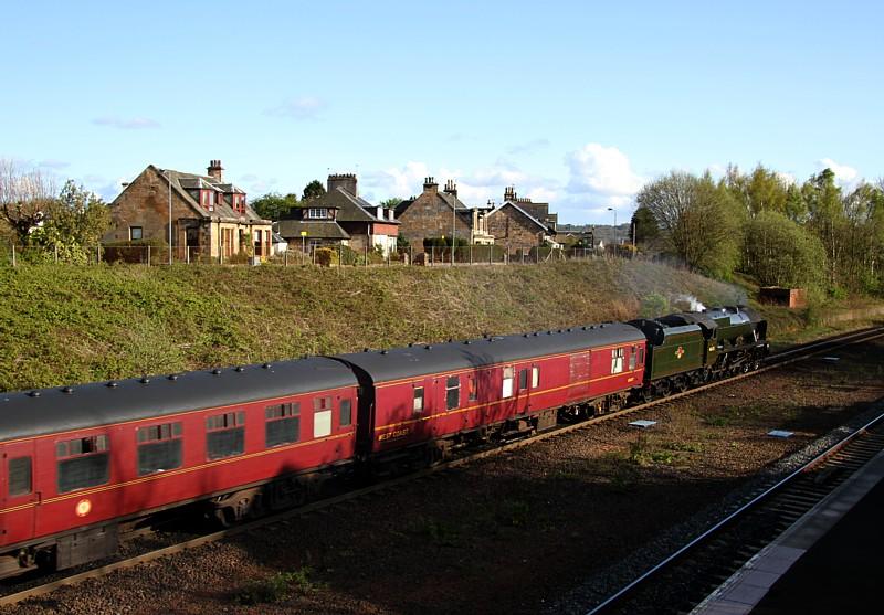 Photo of 46115 Scots Guardsman passes Larbert