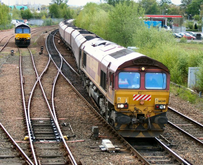 Photo of 66249 with 6G07 at Stirling Middle. 5.5.12.