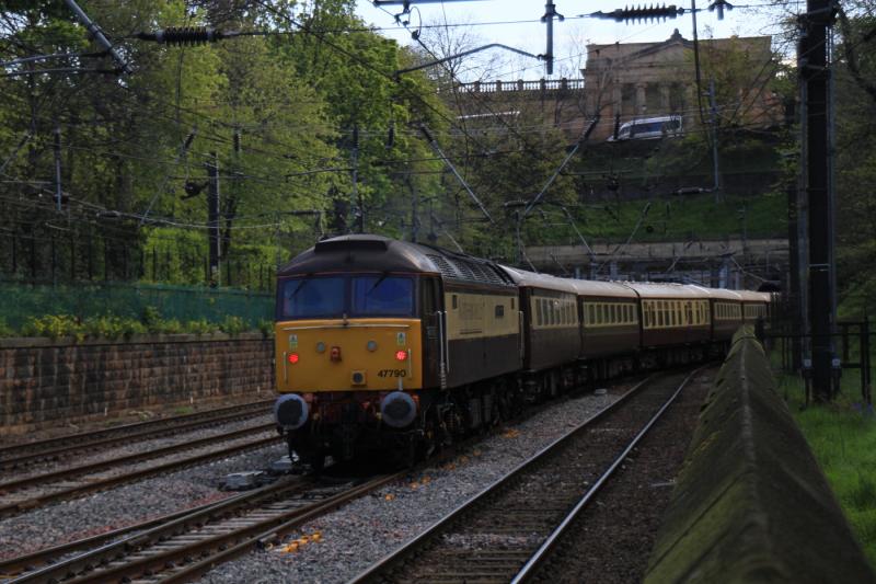 Photo of Northern Belle approaching Mound Tunnel line W