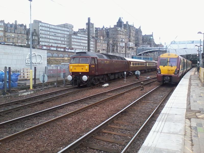 Photo of 47826 arriving in Edinburgh Waverley