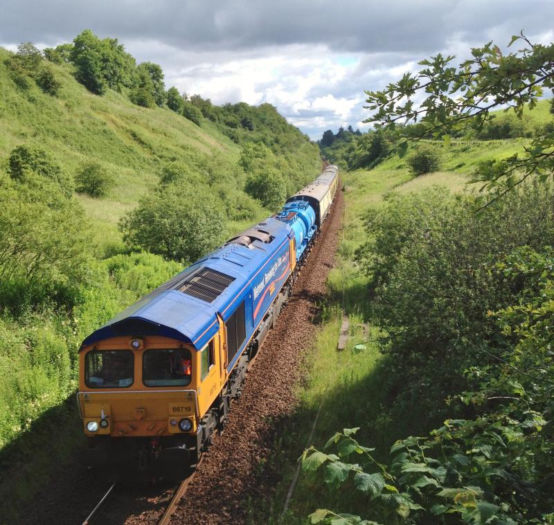 Photo of 66719 drags a 334 to Kilmarnock near Barrhead