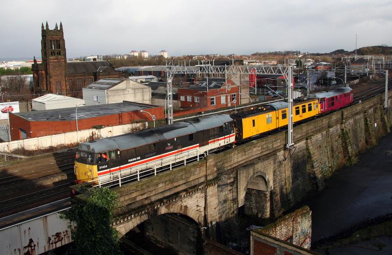 Photo of 31454 & 31601 1Q18 passing Wallneuk North church in Paisley