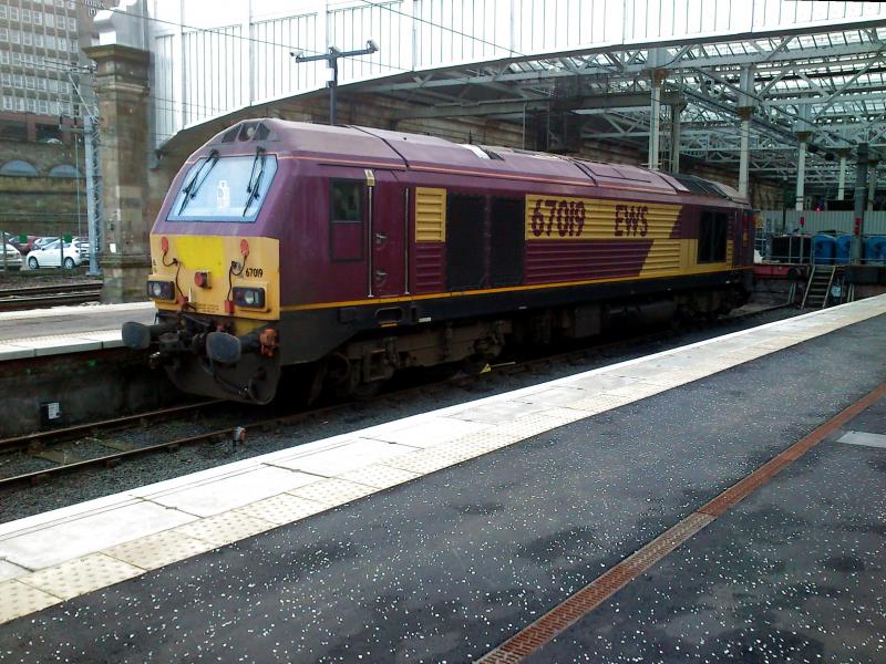 Photo of 67019 at Edinburgh Waverley