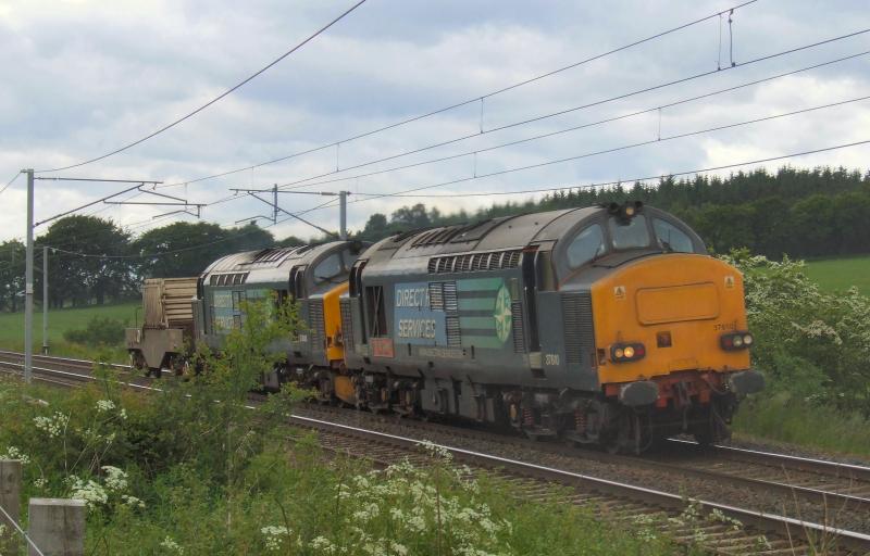 Photo of 37610 & 608 pass Cartland with 6M22 Hunterston - Carlisle Flasks.