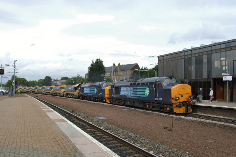 Photo of 37423 & 425 shatter the peace as they thunder through Larbert with 6Z50 for Mossend.