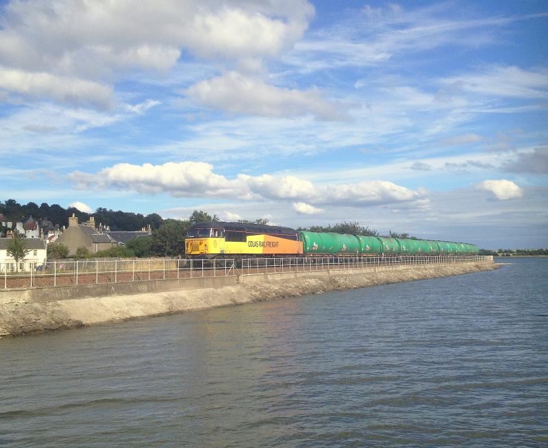 Photo of 56105 skirting the Firth of Forth at Culross