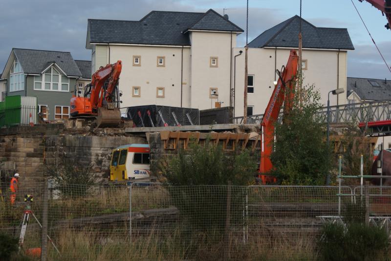 Photo of Lifting operations at Span 1 stopped whilst the tamper works at the top end of P.6