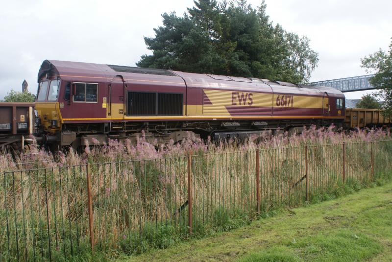 Photo of 66171 on 6K12 attached also to 6K11 at Cornton Footbridge