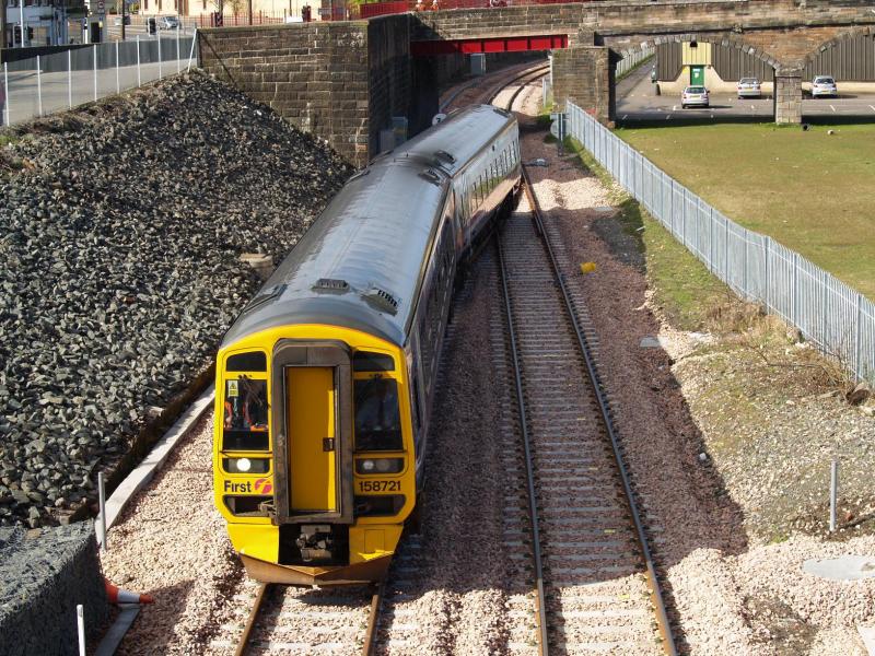 Photo of 158721 arriving Alloa station.