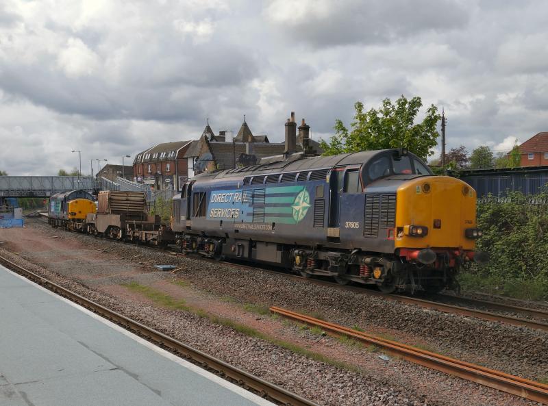 Photo of 37605 & 602 pass Larbert with 6S99 For Georgemas Junction.