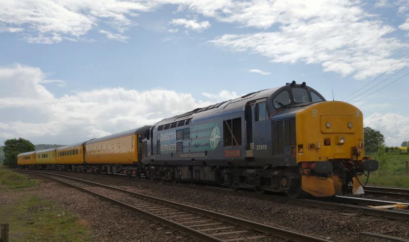 Photo of 37419 passes Larbert Junction with 3Q15 for Inverness.