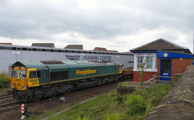 Photo of 66615 sits at Larbert North with a spoil train.