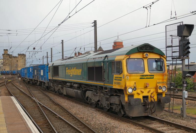 Photo of 66560 passes Newcastle with 6M00 Bins from Millerhill.