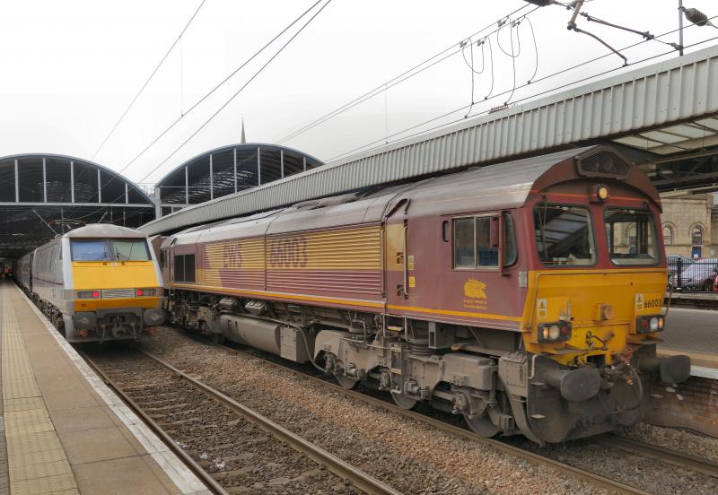 Photo of 66003 passes 91112 with a Northbound Coal