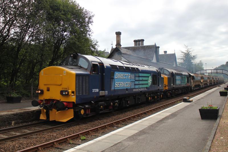 Photo of 37259 and 37610 - 6K40 Mossend - Achnasheen autoballasters