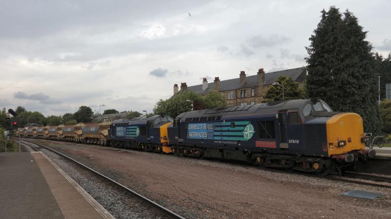 Photo of 37610 & 259 pass Larbert with 6K41 Achnasheen - Millerhill Ballast.