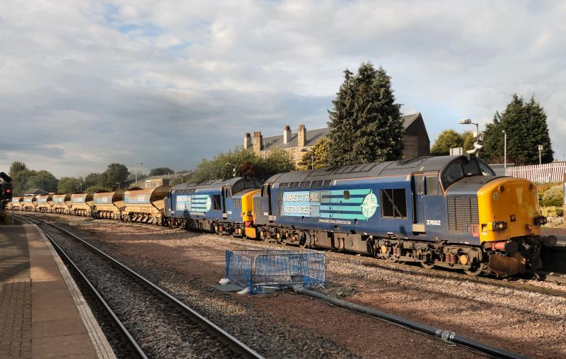 Photo of 37602 & 259 pass Larbert with 6K16 for Millerhill.