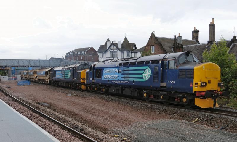 Photo of 37259 & 602 pass Larbert with 6K40 for Ardgay.