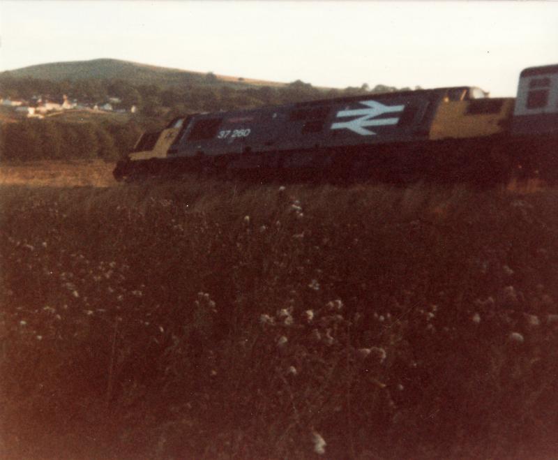 Photo of 37260 Radio Highland derailment - Dingwall - 14 September 1987