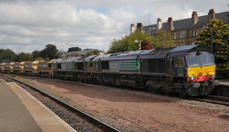 Photo of 66433 & 422 at Larbert with 6K20 for Millerhill.