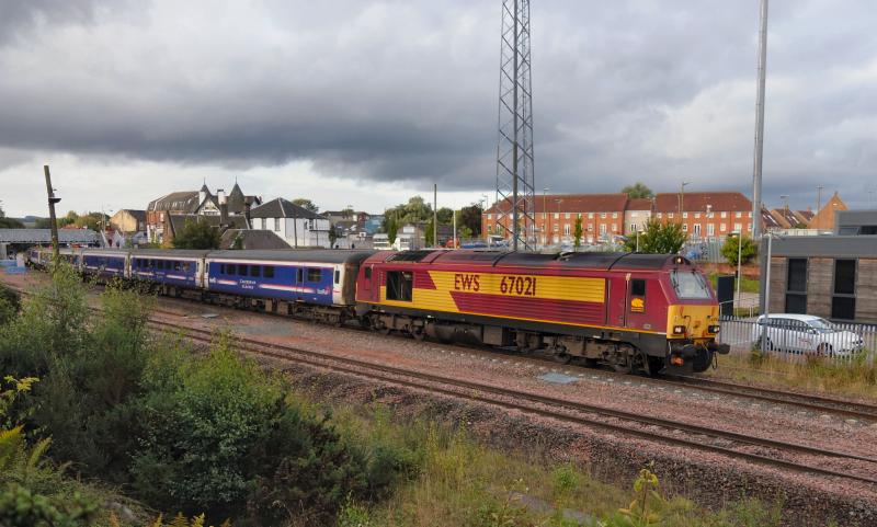 Photo of 67021 passes Larbert with 1S25 for Inverness.