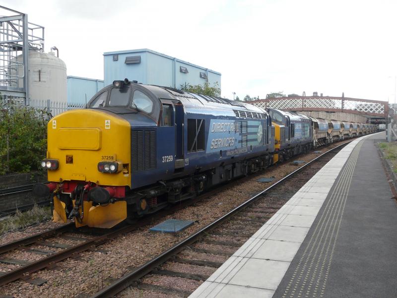 Photo of 37259 and 37602 with autoballasters at Perth