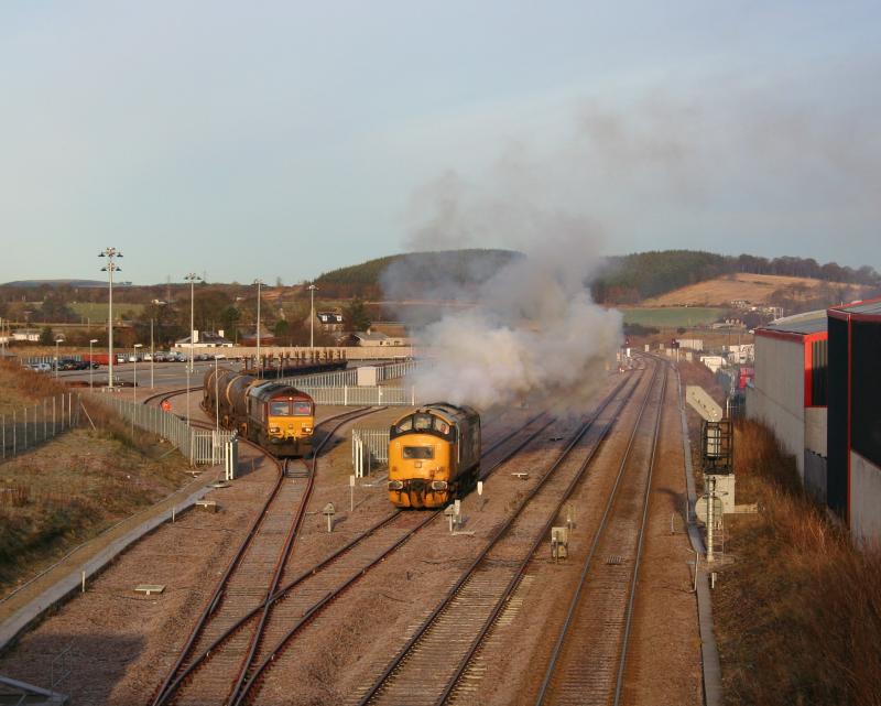 Photo of 37425 and 66061 Dyce Raiths Farm December 2009