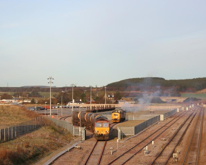 Photo of 37425 and 66061 Dyce Raiths Farm December 2009