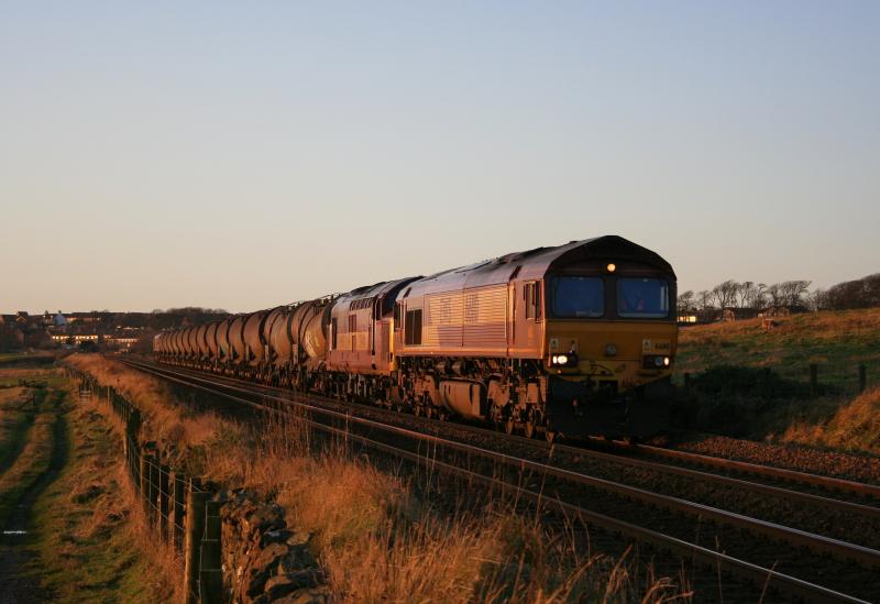 Photo of 66110 37401 and 66105 on tanks December 2009