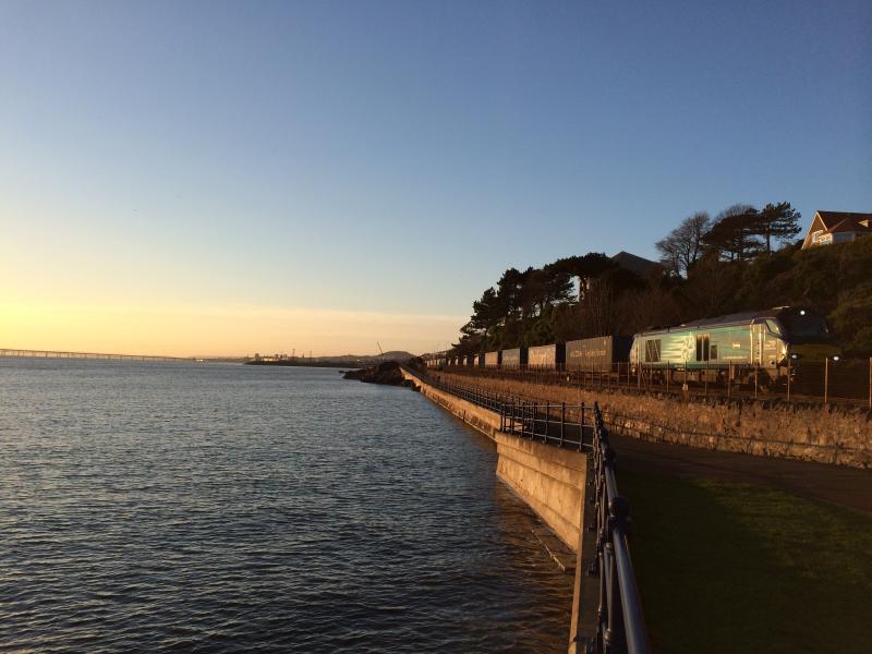 Photo of 68006 passes West Ferry with 4A13 for Aberdeen. 8.12.14 by Genstar.