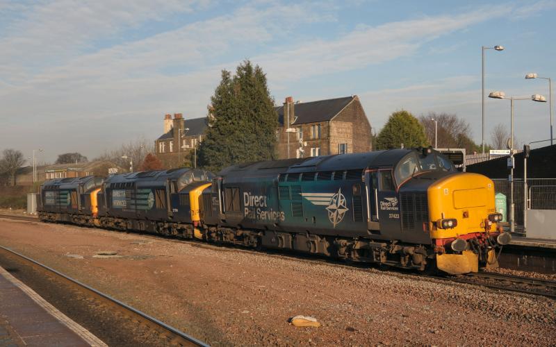 Photo of 37423,194 & 409 pass Larbert with a Perth - Kingmoor Light Engine move