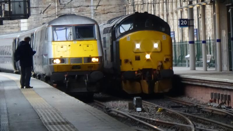 Photo of 37425 at Edinburgh Waverley