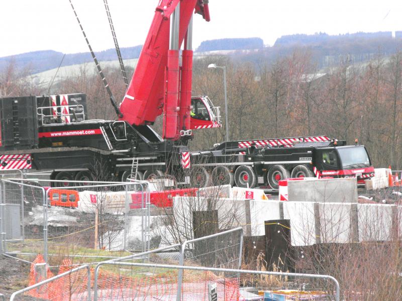 Photo of Mammoet crane builds aqueduct