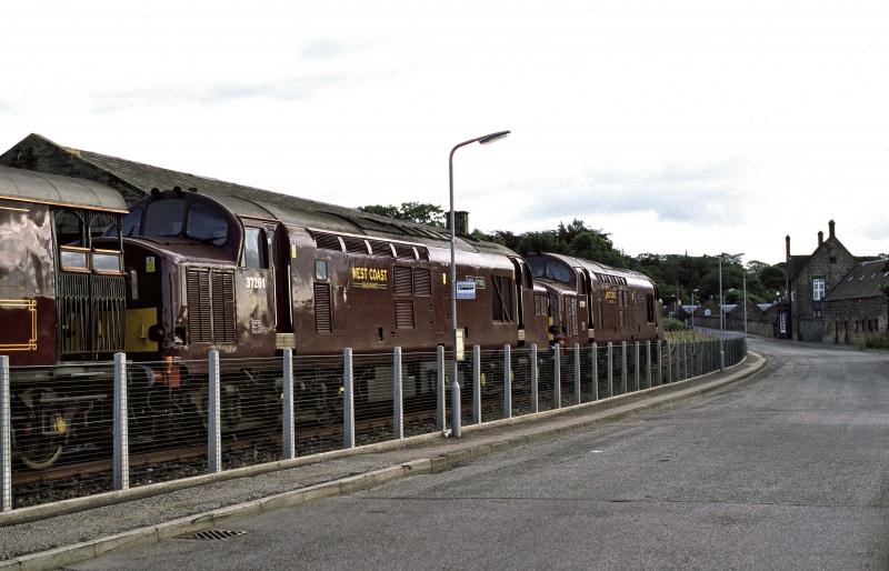 Photo of 37261 -197 ROYAL SCOTSMAN KEITH JNCTN JULY 05.jpg