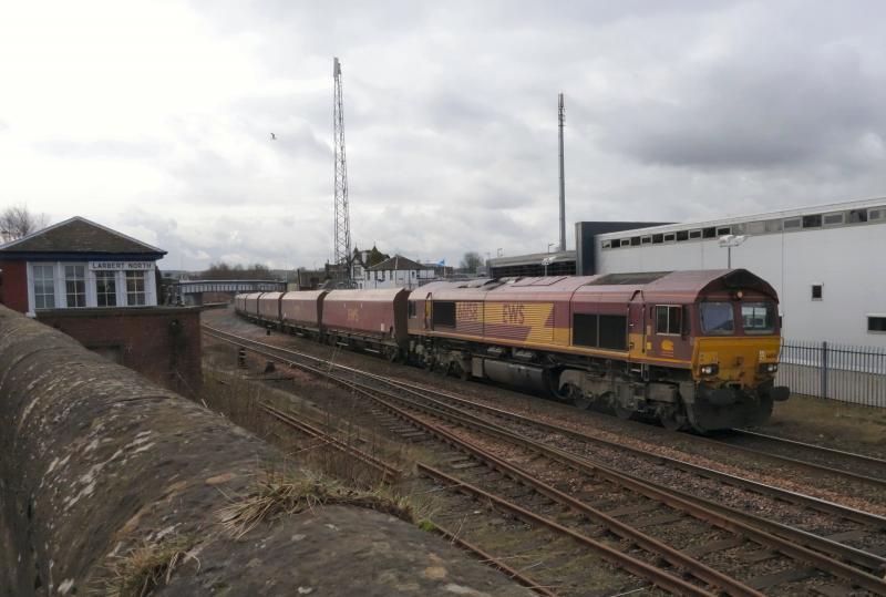 Photo of 66158 passes Larbert North with 6G05 for Longannet.