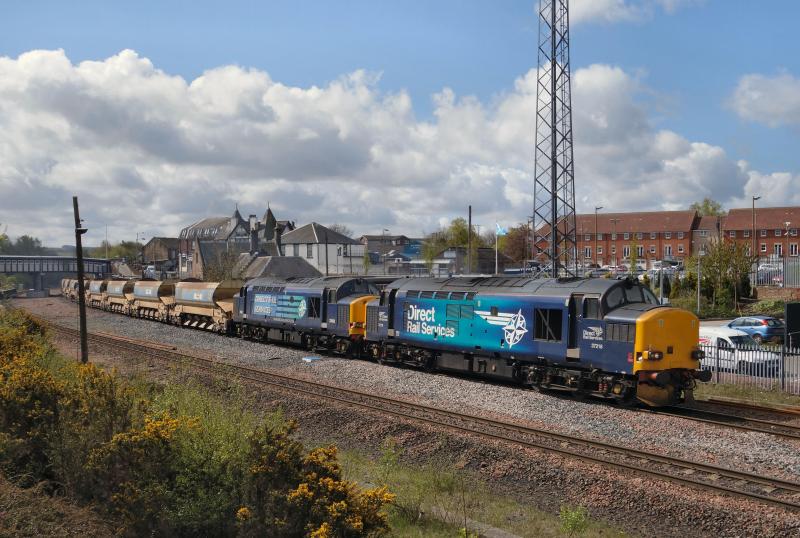 Photo of 37218 & 605 pass Larbert with 6K30 for Garve.