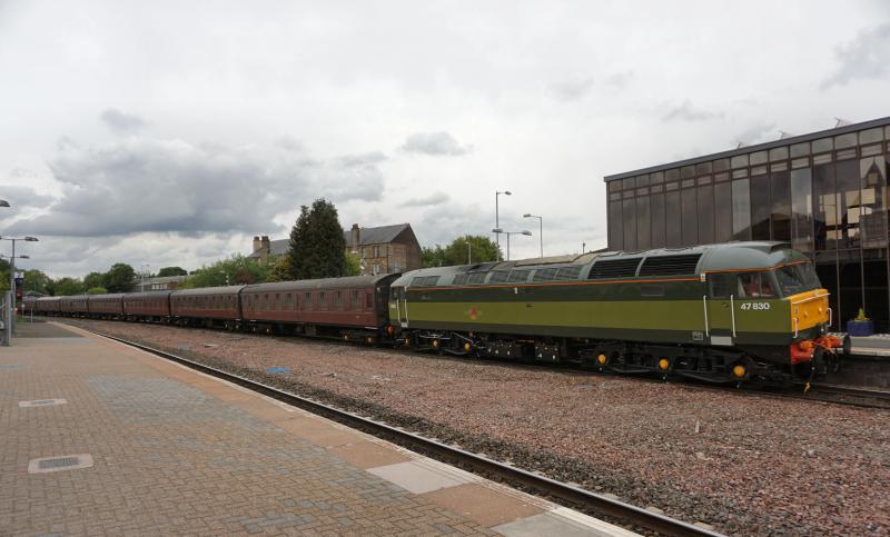 Photo of 47830 passes Larbert with 5Z69 for Bo'ness.