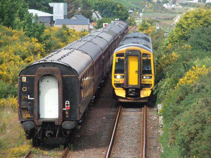 Photo of 158 706 Passing IZ37 at Brora 21 June 2008