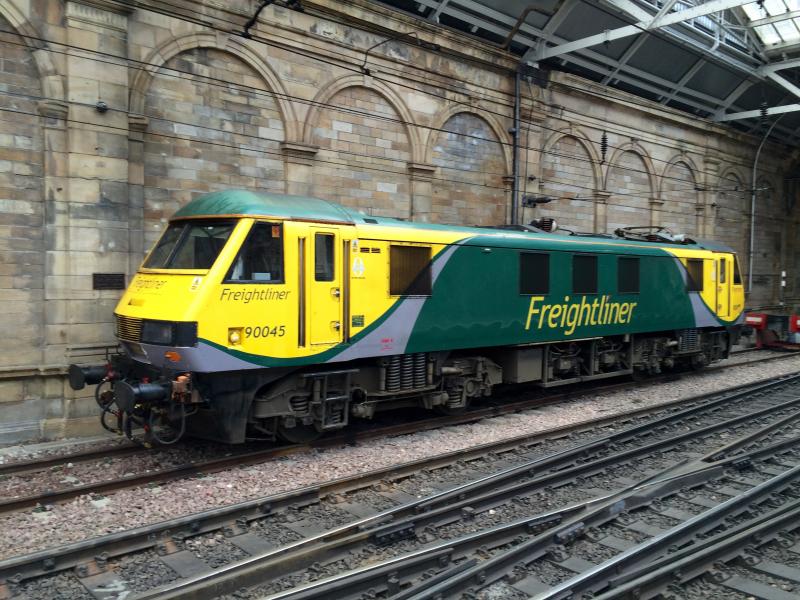 Photo of 90045 at Edinburgh Waverley 