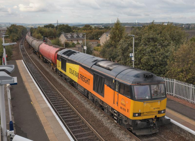 Photo of 60076 passes Camelon with 6S36 for Grangemouth. 17.10.15